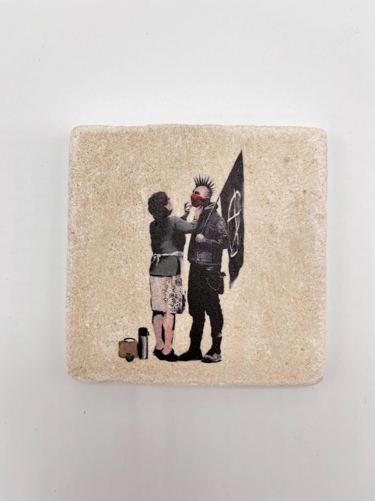 さくらいはじめ　さくらい　はじめ　さいあくなな　banksy 　ロッカク Banksy Tile 'Anarchist Punk and Mum' | Pop Art Statues
