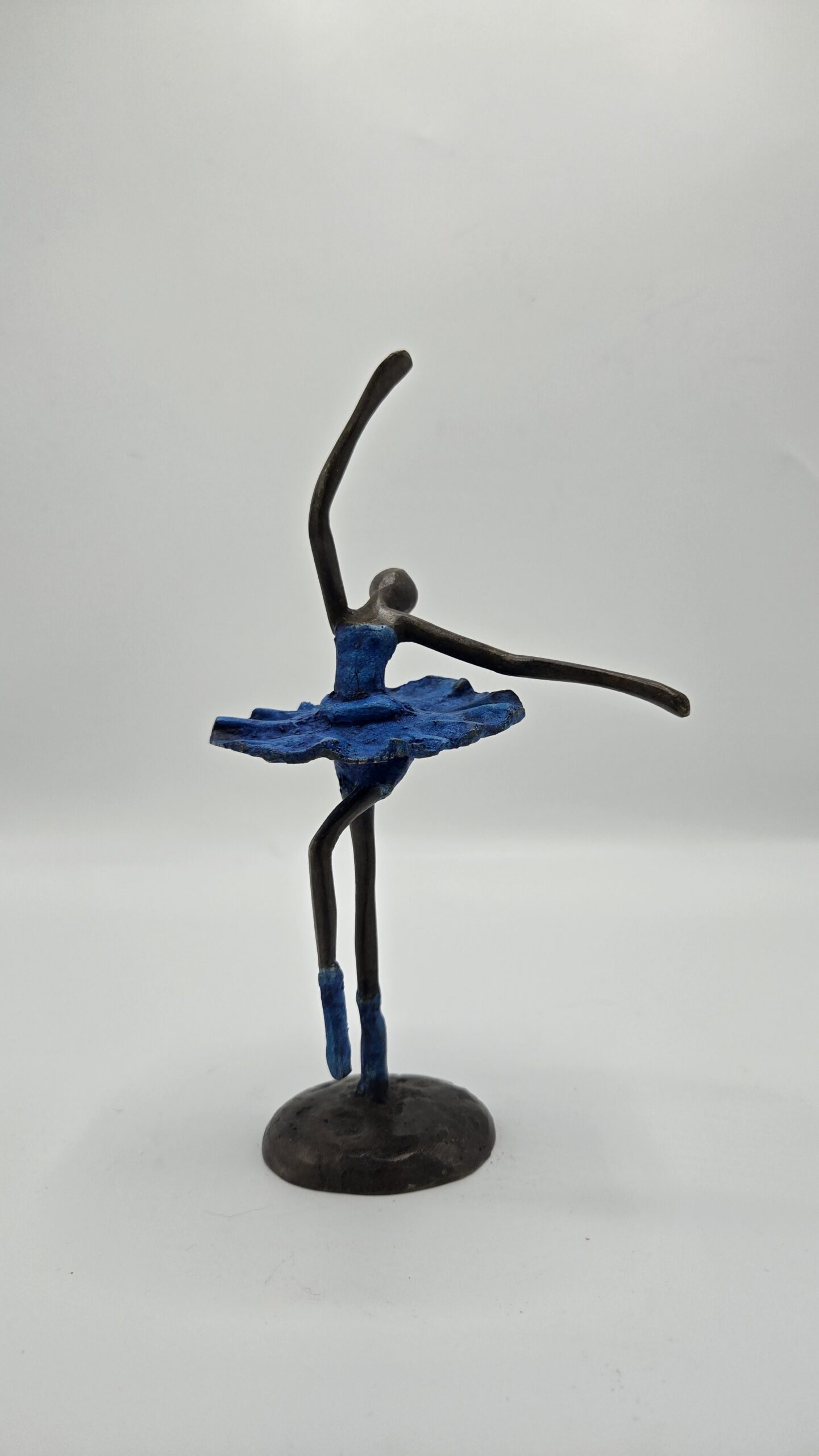 Bronzen beeld ballerina – vrouwfiguur in danshouding met blauw patina (20 cm) - Image 2