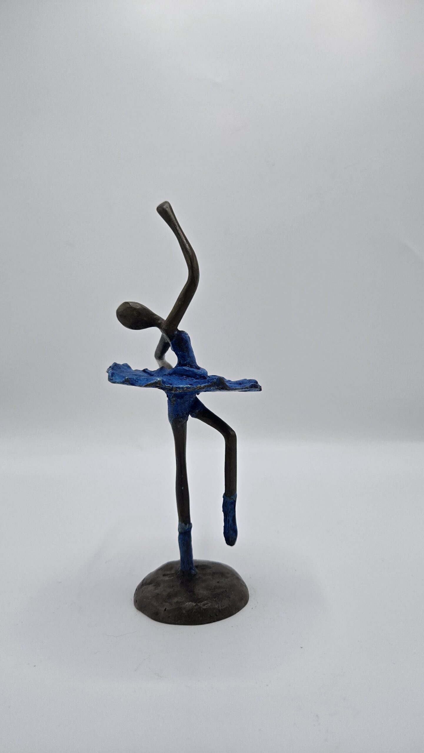 Bronzen beeld ballerina – vrouwfiguur in danshouding met blauw patina (20 cm) - Image 3