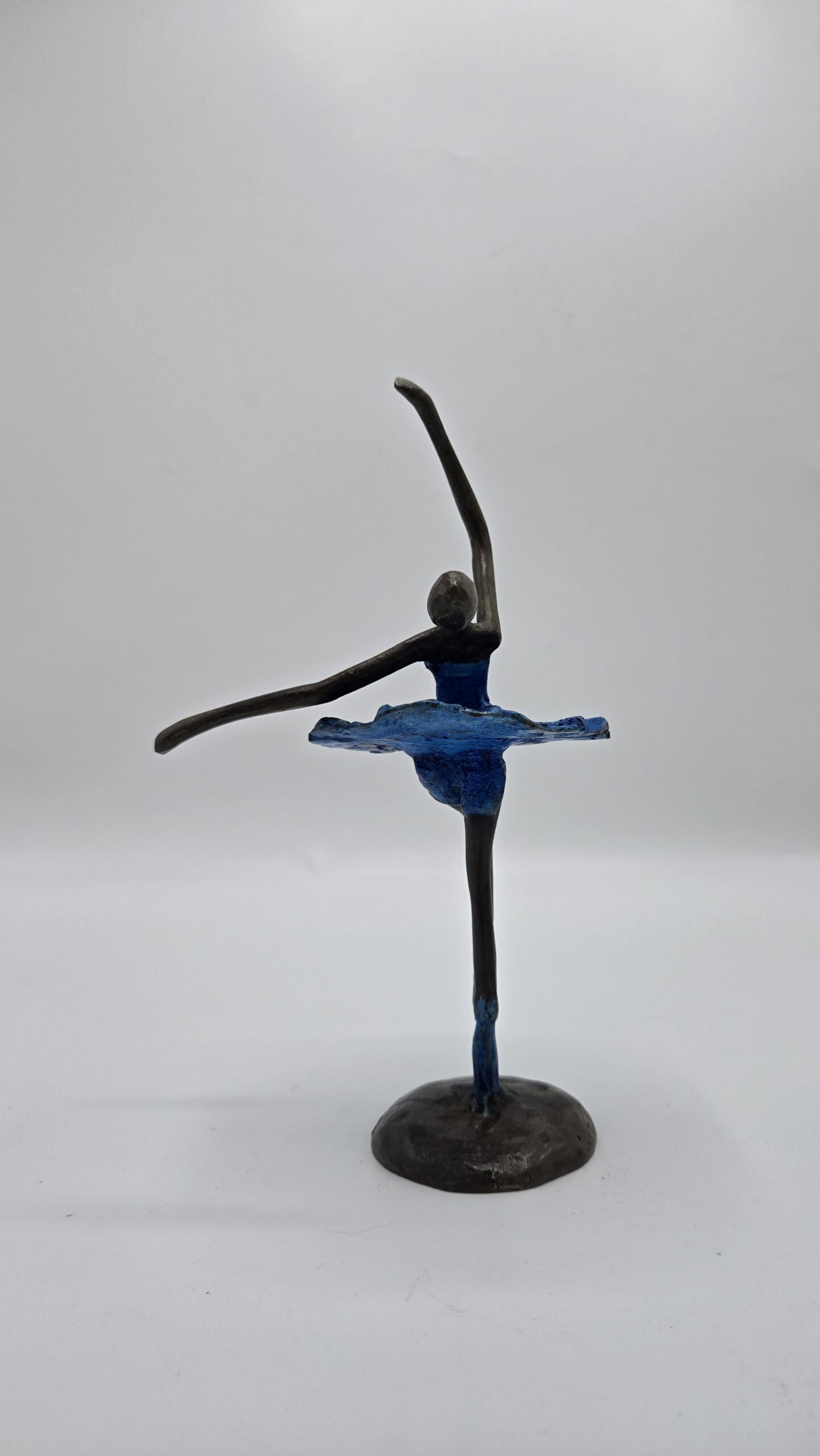 Bronzen beeld ballerina – vrouwfiguur in danshouding met blauw patina (20 cm) - Image 4