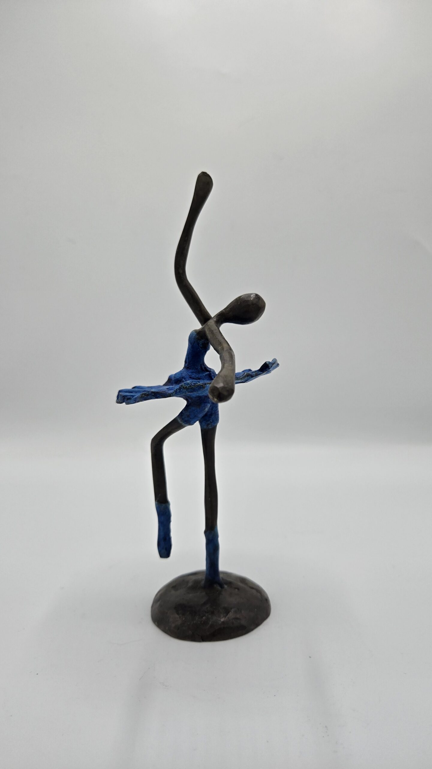 Bronzen beeld ballerina – vrouwfiguur in danshouding met blauw patina (20 cm)
