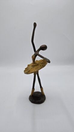 Bronzen beeld ballerina – vrouwfiguur in danshouding met okergeel patina (25 cm)