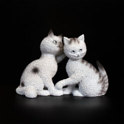 Les Confidences: Twee speelse witte katjes